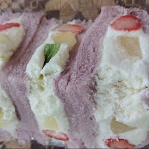 ヨーグルトクリームの桃缶サンド